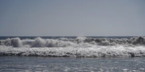 強い風で海面が波立つサーフポイント