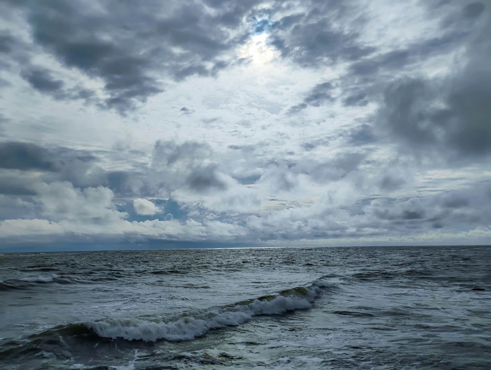 台風通過後の荒れた海と抜けていく雲。秋はうねりが残る日数と風の回り込みをWindyで確認する