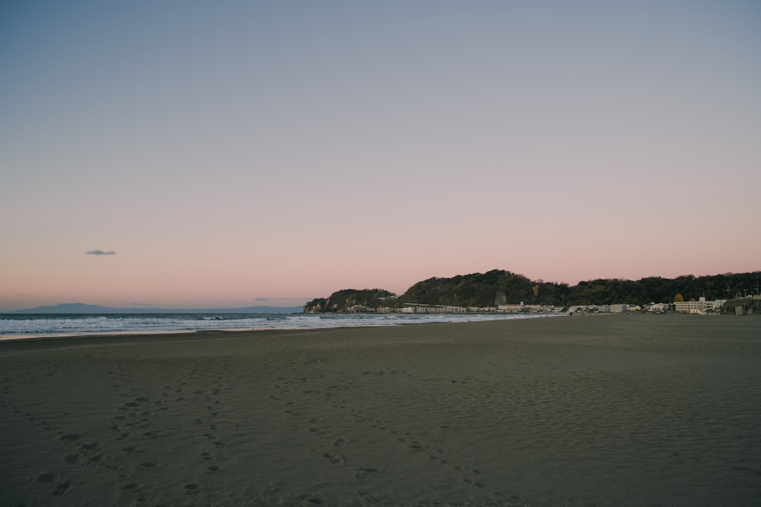 海水浴客が帰り静かになった夕方のビーチ